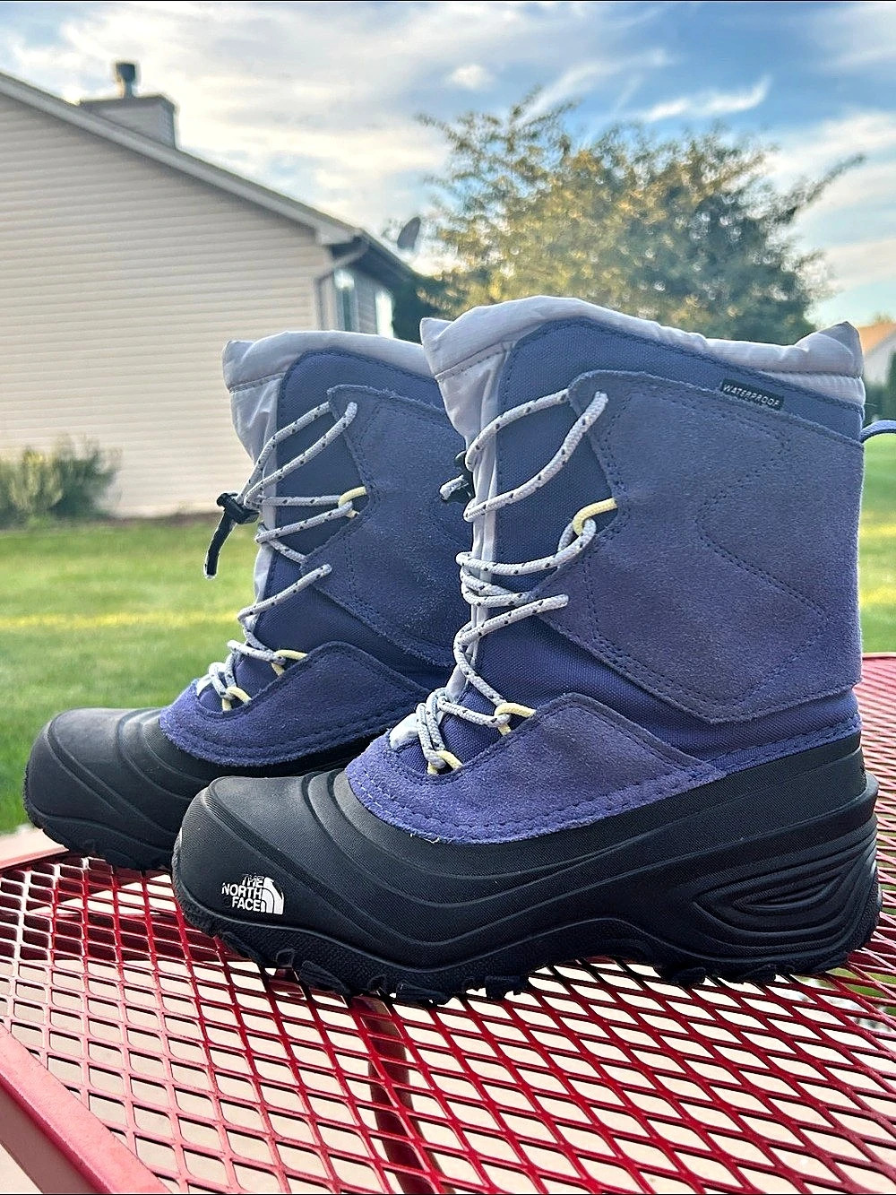 The North Face Kids/Youhth Alpenglow V Waterproof Winter Boots in the "Cave Blue